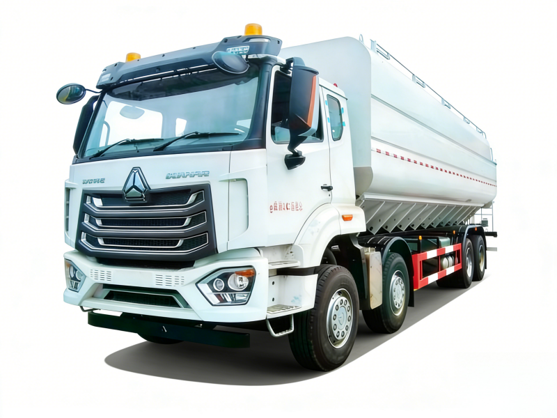 HOWO 8X4 Animal Food Poultry Bulk Feed Tanker